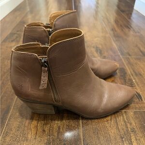 FRYE Judith Double Zip Leather Ankle Boots in Wheat Brown Size 10